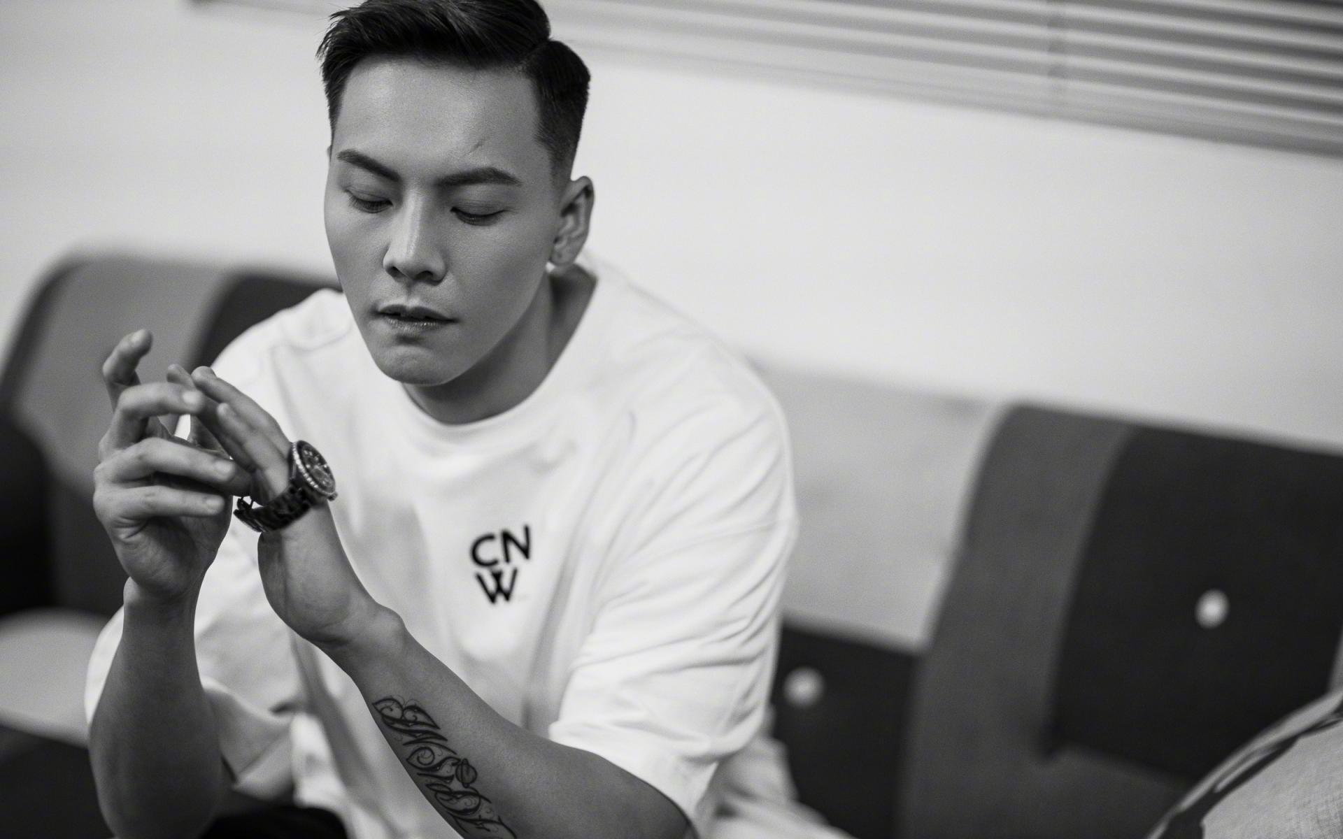 明星球员球场对决,篮球赛事引爆全场热情,明星 篮球