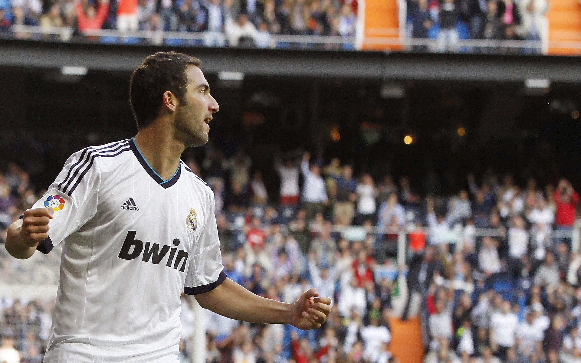 英超巅峰竞技：激烈比拼，精彩纷呈，英超榜首之争